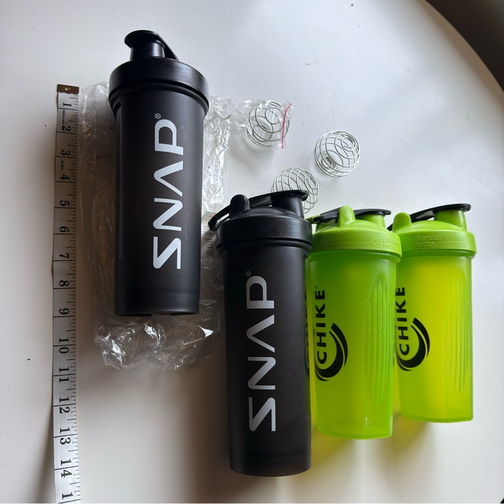 4 Fitness Shaker Bottles with 3 Mixing Whisks